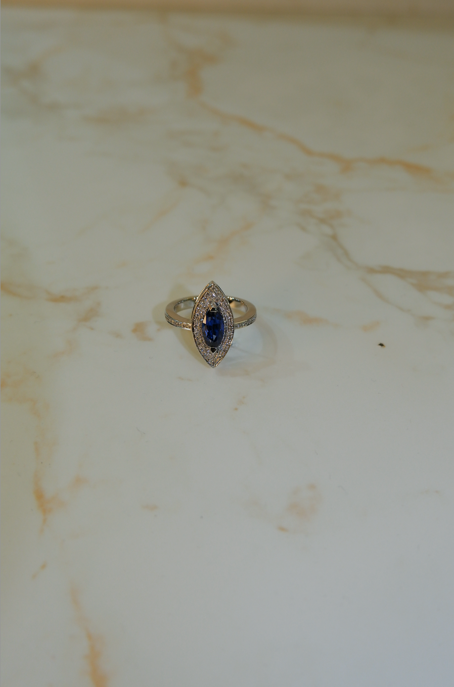 ANELLO NAVETTA ZAFFIRO