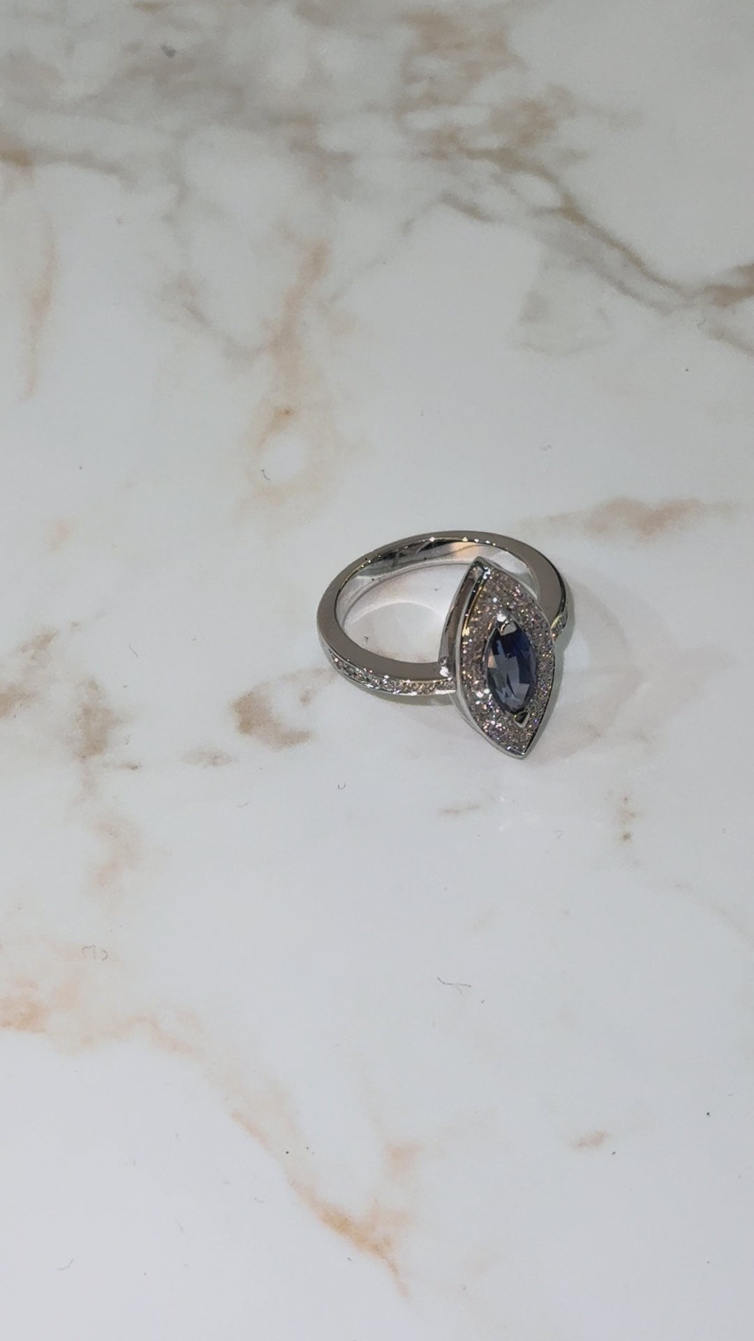 ANELLO NAVETTA ZAFFIRO